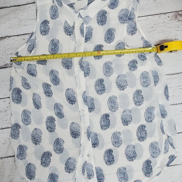 Sleeveless blouse in airy chiffon. Collar, buttons at front, and a rounded hem. - Picture 6 of 11